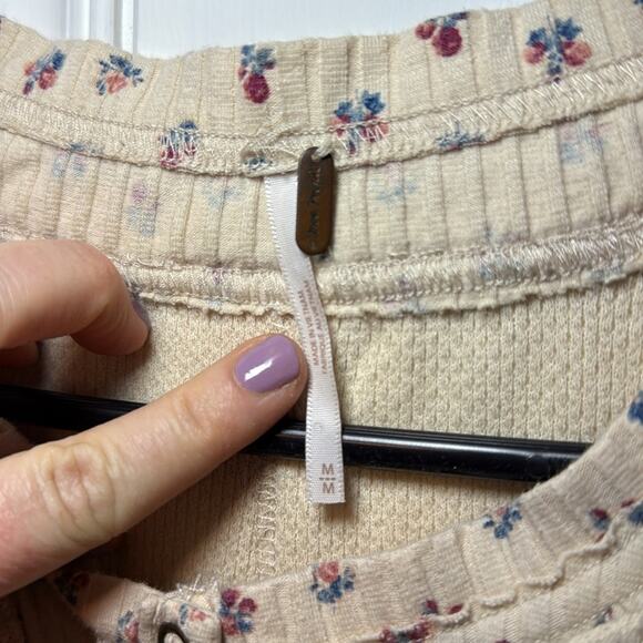 Free People women’s size medium tan floral heart to heart Henley long sleeve - Picture 2 of 4